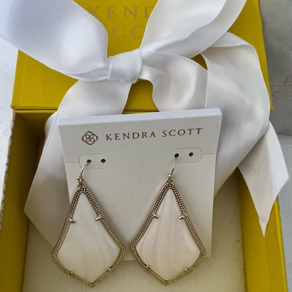 NWT Kendra Scott RARE & Retired Alexandra Earrings White Pearl Yellow Gold W😍W! - Picture 10 of 15